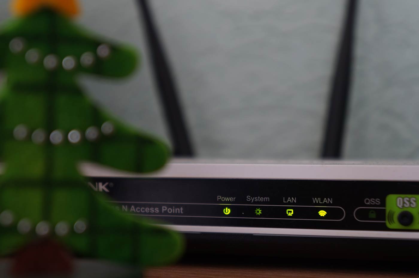 Image of a Wi-Fi router with 4 green lights. 